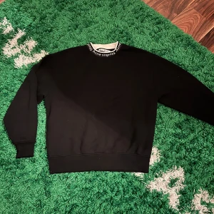 Acne studios crewneck - Köpt på acne studios butiken i Göteborg, ny pris 2500. Bra skick 