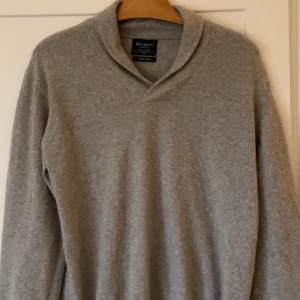Hackett London tröja - Säljer nu denna snygga kofta från Hackett i en riktigt skön blandning mellan Kashmir och merinoull Varan är typ helt ny, använt kanske 2 gånger men lite för liten för mig 