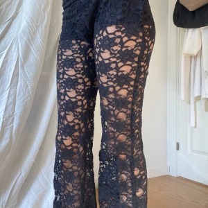 Spets byxor - Trendiga byxor i spets, egensydda så kan finnas lite skavanker därav priset! Jag har använt de och inte hittat nåt fel🔥passar Xs - S
