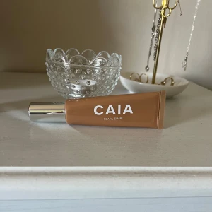 Caia - Liquid highlighter från caia. Använd 2 gånger. Väldigt stor förpackning. Nypris 325kr.