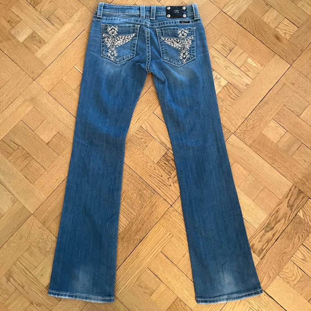 Sjukt snygga bootcut miss me jeans med fin vintagetvätt, så snygg fade på dessa, perfekt för årets höstmode🍁🍂 Storlek: W30 Skriv om ni har några funderingar🤞🙌 Midja: 43cm Innerbenslängd: 84cm. Jeans & Byxor.