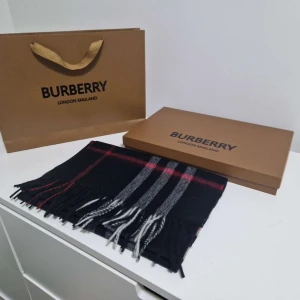 Burrbery halsduk  - Perfekt för vintern som kommer! En snygg burberry halsduk🔥 Size: ONE SIZE Passar på alla! Fraktar snabbt📦 Färg: Se på bilderna!! Kom med bud och frågor!