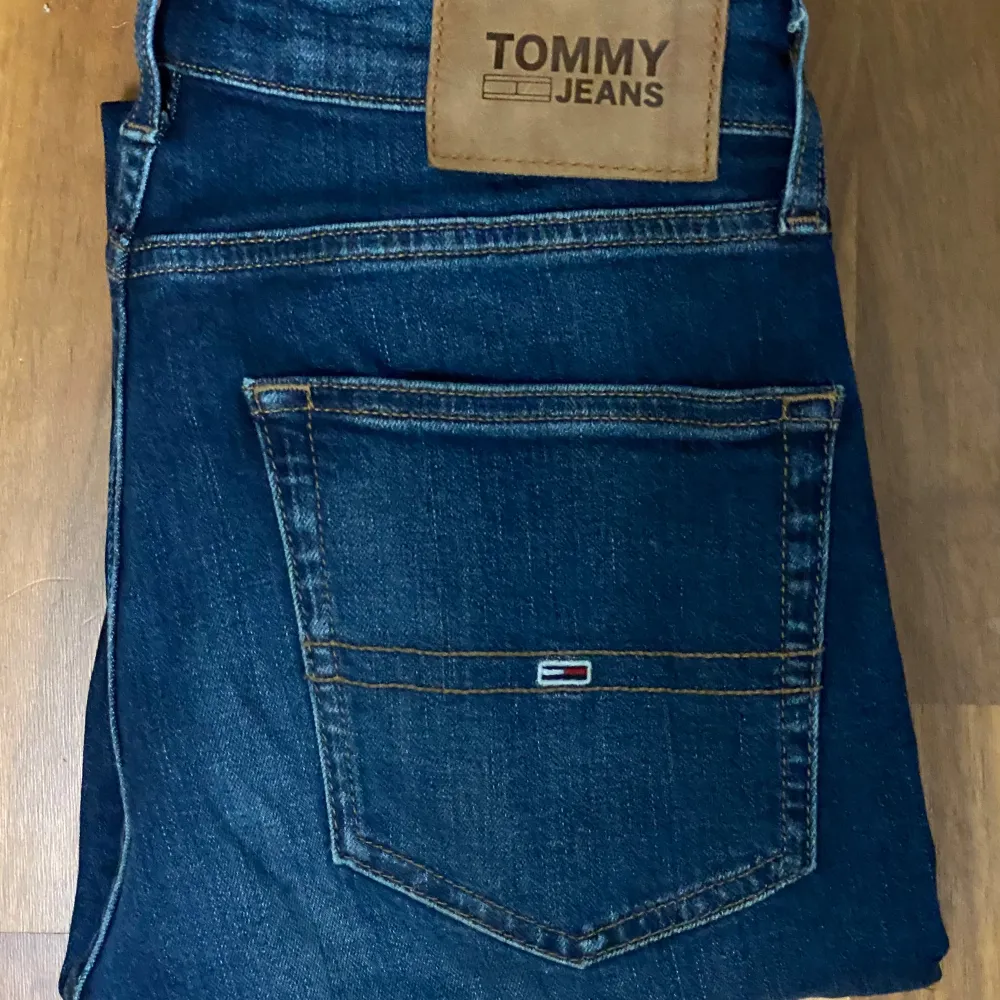 Tommy Jeans modell Ryan ( relaxed straight ). Storlek: 29/32 Nypris var 1299kr nu 240 kr.. Jeans & Byxor.