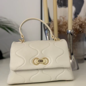 Vit väska oanvänd - Helt ny söt väska medföljer hängsel 