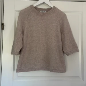 Beige stickad tröja från & Other Stories - Säljer en superfin beige stickad tröja från & Other Stories. Den har trekvartsärmar och en rund halsringning. Perfekt för höst och vår när det är lite kyligt ute. Tröjan är i bra skick och väldigt mysig att ha på sig. Passar perfekt till både jeans och kjol!