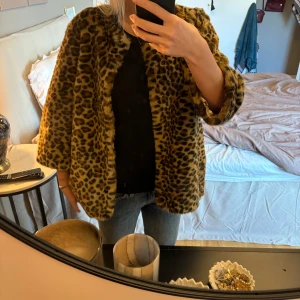 Päls jacka - Säljer min favorit pälsjacka med trekvartsärm och leopard mönster! 