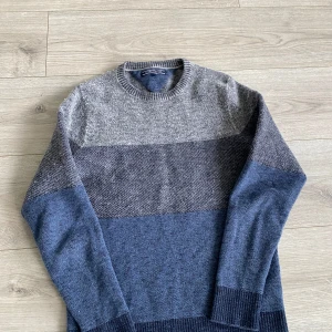 Tommy Hilfiger stickad  - Skönt stickad tröja som är perfekt till vintern, kontakta vid funderingar 