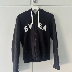 Zip hoodie från SVEA - Zip hoodie i bra skick. Liten i storleken och mörkblå i färgen. Pris går såklart att diskuteras💕