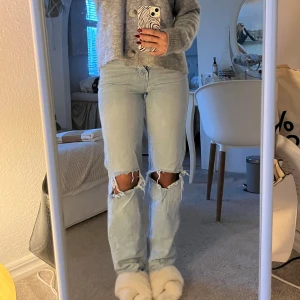 Gina Tricot Jeans - Super fina ljusblåa jeans från Gina tricot. De är högmidjade med två hål på knäna. Passar riktigt bra nu till hösten💗