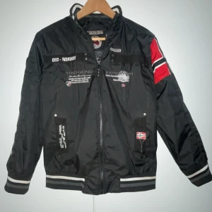 ”Field jacket” - Tjena, säljer nu min ”field jacket” som är perfekt nu till hösten/vintern. Den skulle passa perfekt för dig som är 165-175 Skick 8/10 inga defekter. priset är inte hugget i sten och det går att förhandla vid snabb affär// hör av dig vid frågor😊