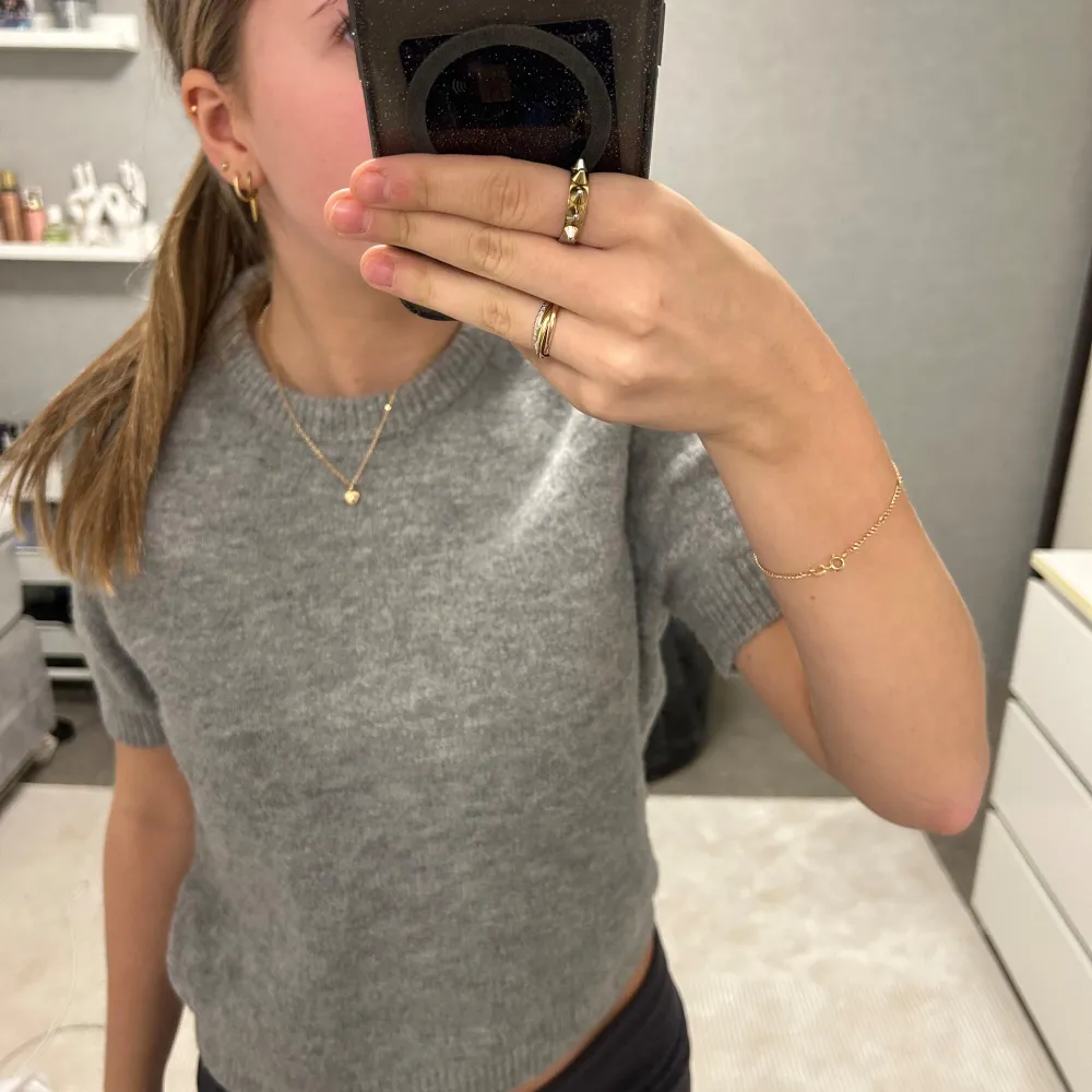 Jätte fin stickad t-shirt från zara! Köpte den i vintras men knappt gått till använding! Postar men funkar att mötas upp i järfälla Priset kan diskuteras privat . Stickat.