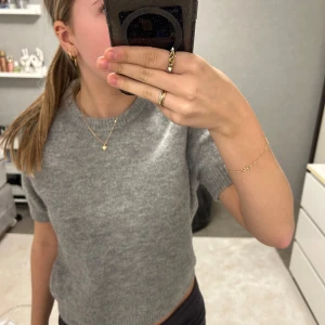 stickad t-shirt - Jätte fin stickad t-shirt från zara! Köpte den i vintras men knappt gått till använding! Postar men funkar att mötas upp i järfälla Priset kan diskuteras privat 