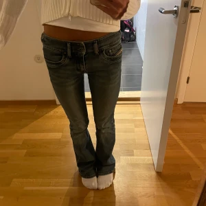 Lågmidjade dieseljeans - Säljer dessa assnygga lågmidjade dieseljeans. Jag är 168 och har vanligtvis 34 i jeans. Skriv för frågor eller fler bilder. Kan tänka mig gå ner i pris vid snabb affär!🥰