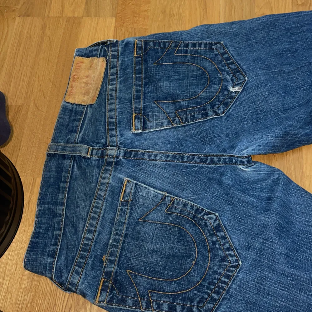 Ett par riktigt snygga true religion jeans i storlek 30. Andvända ett fåtal gånger i helt ok skick.. Jeans & Byxor.