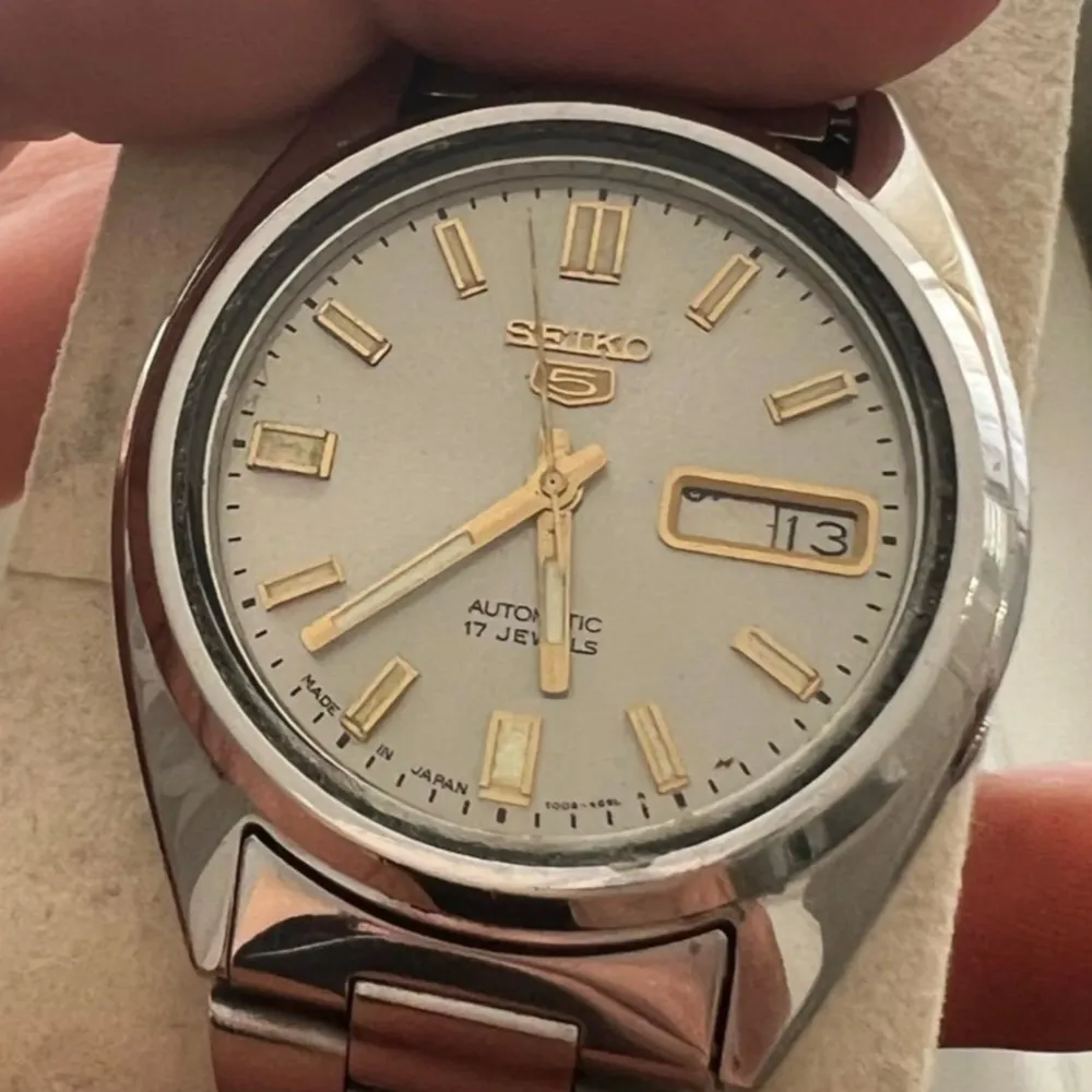 Säljer en äldre Seiko 5 koocka (1971-1980) Viss slitage syns på uret (se bild) men är i helhet mycket bra skick!  Urverket är Automatiskt men fungerar desvärre inte vilket förklarar det billiga priset. Armbandet är i stål och uret är 36-38mm  . Accessoarer.