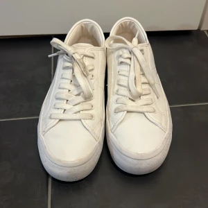 Vita sneakers zara - Jätte snygga classy vita sneakers från zara. Dom är i väldigt nytt skick, bara lite smuts på skorna. Det står att skorna är i strl 38 men dom sitter som en 39/40