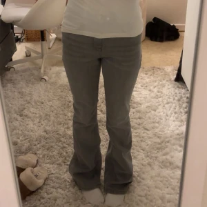 Gråa jeans - Säljer min jättesnygga gråa jeans från Gina. Då d är lite för långa för mig, är 157-158 och det är storlek 32❣️använda en gång så inga defekter och väldigt bra skick! Pris kan diskuteras.