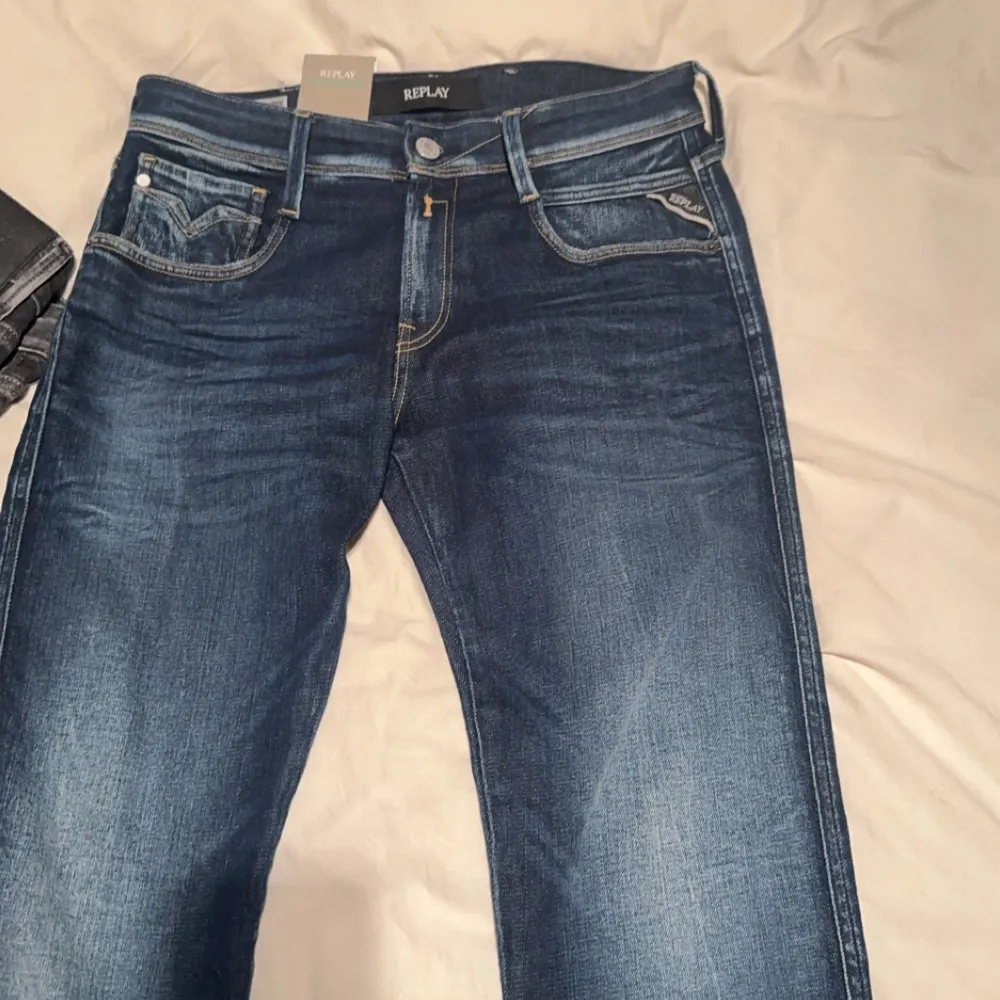 Tja, säljer nu dessa snygga replay jeans i storlek 29-32. Jeansen är knappt andvända! Dom har sjukt fin fade. Nypris ligger runt:1899kr mitt pris:799. Jeans & Byxor.