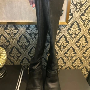 Boots med klack  - Använda några gånger men inga skador by swedish influenser Kenza