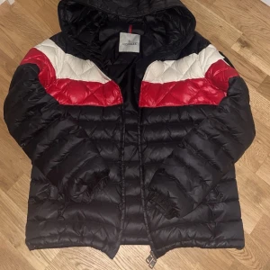 Moncler jacka - Säljer en extremt sällsynt jacka från Moncler med röda och vita detaljer. Jackan är i 7/10 skick och passar storlek S. Skriv pm vid frågor eller funderingar🤩