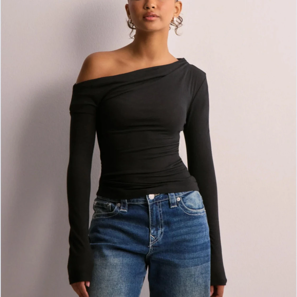 Svart offshoulder topp från Nelly