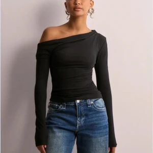 Svart offshoulder topp från Nelly - Helt ny offshoulder topp från Nelly i storlek S. Säljer då den tyvärr var lite för liten på mig. Nypris 249 kr