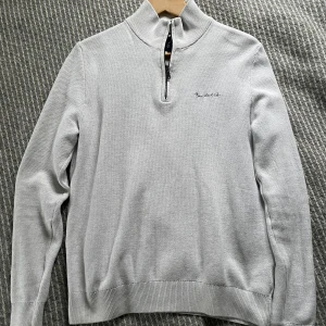 Bondelid Half Zip - Snygg ljusgrå tröja från Ralph Lauren med halv dragkedja och broderad logga på bröstet. Inte använd så mycket. Nypris ca 6/700kr