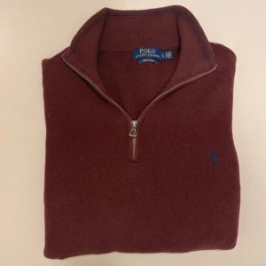 Vinröd Ralph lauren halv zip - Vinröd stickad Polo Ralph Lauren half zip i väldigt bra skick utan hål, slitningar eller likande, storlek L, skriv vid minsta fråga eller fundering💯👍