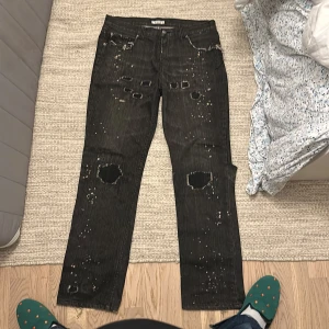 NUMBER (N)INE grunge denim  - TAR TRADES! AW2001. Behöver en del kärlek, baksidan av byxan och båda fickorna har hål. Hmu.