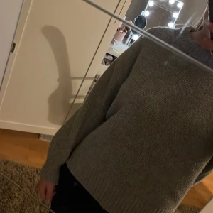 Stickad tröja från bikbok - Säljer nu denna skit snygga gråa stickade tröjan från BikBok i storlek xs då den tyvärr inte kommer till användning. Knappast använd och som ny. Köpt hösten 2023 så tror inte den säljs längre. Hör av er om ni har frågor, använd köp nu!❣️