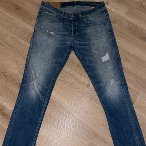 Dondup George - Riktigt sköna jeans med snygga slitningar, perfekta nu till våren som kommer. Jeansen är i riktigt gott skick!