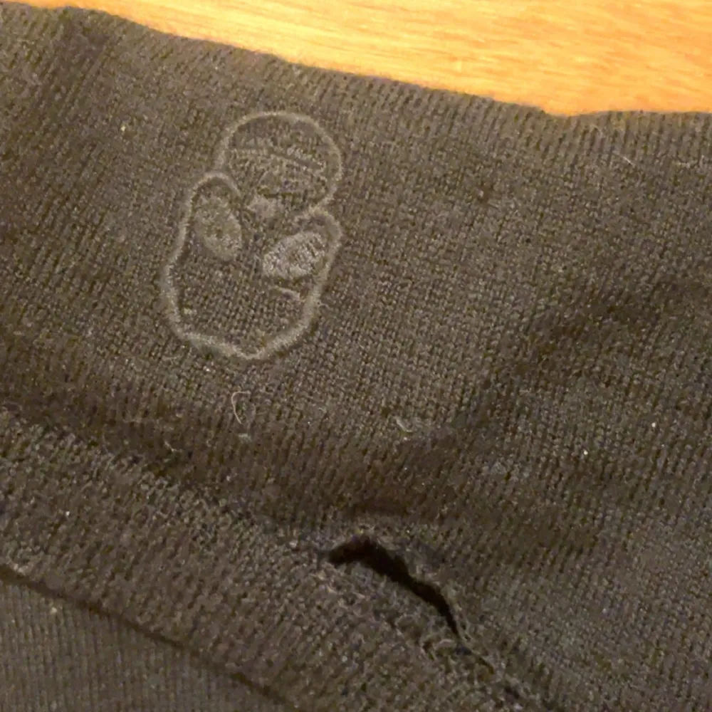 Säljer en stilren och sällsynt svart tröja från Zadig & Voltaire med gråa detaljer på ärmarna. Defekt vid halsen men syns knappt. Tröjan har en klassisk passform och är perfekt för en avslappnad look. 100% merinoull. Nypris runt 3000kr.. Neuletakit & Villapaidat.