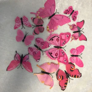  fjärilsdekorationer / Gardiner / Vägg / Kylskåp Dekoration  - Säljer ett set med färgglada fjärilsdekorationer i olika nyanser av rosa, lila och vita. Perfekta för att dekorera väggar eller andra ytor. Fjärilarna har olika mönster och storlekar, vilket ger en livfull och lekfull känsla.  12st / paket/ 89kr , helt ny 