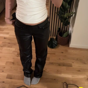 Skinn byxor  - Ur snygga skinn byxor som är Low waist, som jag tyvärr aldrig fått andvändning av de, så därför säljer jag de. HELT NYA MED PRISLAPPEN KVAR!!! De är från lager 157 och i storlek xs men passar mig med xxs-xs.