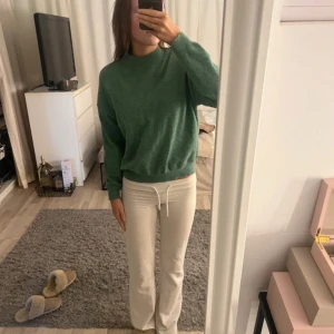 Stickad tröja - Snygg stickad tröja! Perfekt för en avslappnad stil. Passar bra till både jeans och kjol. Mycket fint skick trots använd 💕