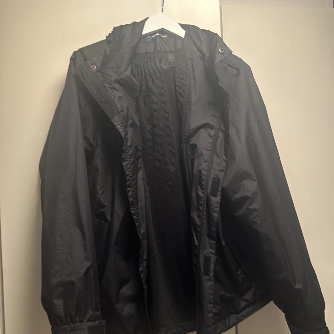 Svart regnjacka från Trekmates