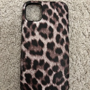 Leopardmönstrat mobilskal - Snyggt leopardmönstrat mobilskal som ger din telefon ett trendigt utseende. Perfekt för att skydda din mobil med stil. Skalet har en slät yta och är lätt att sätta på och ta av.