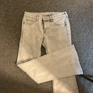 Lågmidjnade jeans  - Ett par lågmidjade jeans med lite lösare passform. De är inte baggy men inte heller bootcut, lite mitt emellan. Helt oanvända!