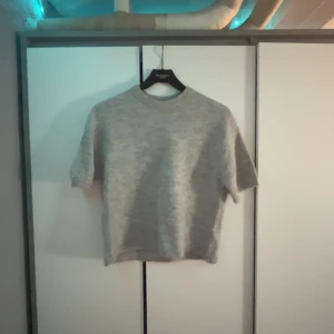 Grå stickad tröja - Säljer en grå stickad tröja från gina, använd ca 1-2 gånger. passar till nästan precis allt❤️den är köpt från gina.