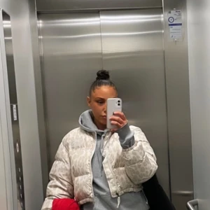 North Face cropped down jacket  - Säljer min North face jacka som är i topp skick, använd 2 ggr. Fler bilder kan skickas. Lite för liten för mig tyvärr -  storleken är L men den är liten i storleken och i modellen, mer som en M. 