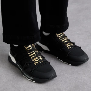 Versace Jeans Couture skor - Köpte för 3 månader sen men har knappt använt dem, lådan mede följer, storlek 44 vattentäta skor och passar bra till sommaren och vinter.