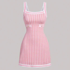 Rosa och vit klänning  - Hej älsklingar! Jag har officiellt pensionerat mig från min baddie-era och bytte stil, så nu säljer jag denna skönhet. Klänningen är i perfekt skick och BILDERNA ÄR TAGNA DIREKT FRÅN HEMSIDAN DÄR JAG KÖPTE DEN.❤️