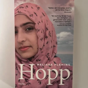 Hopp - Boken 'Hopp' av Melissa Fleming berättar den gripande historien om Doaa Al Zamel, en ung kvinna som flyr krigets Syrien för att söka ett bättre liv i Europa. Genom en farofylld resa över Medelhavet visar Doaa otrolig styrka och mod. En berättelse om hopp och mänsklig värdighet.