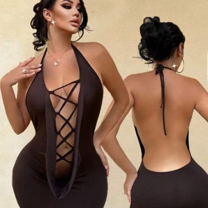 Brun klänning med snörning - Hej älsklingar! Jag har officiellt pensionerat mig från min baddie-era och bytte stil, så nu säljer jag denna skönhet. Klänningen är i perfekt skick och BILDERNA ÄR TAGNA DIREKT FRÅN HEMSIDAN DÄR JAG KÖPTE DEN.❤️