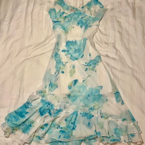 Vintage klänning - Vintage Midi klänning från märket CDJ. Mått: Byst: 37cm Längd: 89cm