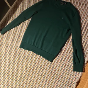 Polo Ralph Lauren Tröja 100% merinoull - säljer nu denna sjukt feta tröja från märket Polo Ralph Lauren. Tröjan är i den populära "Slim fit". Tröjan är gjord av merinoull vilket är perfekt för att hålla värmen🐑. tröjan har ett litet slitmärke som ni kan se på bild 4, men det syntes inte när man hade på sig den. Skicka ett meddelande om du är intresserad eller om du har några frågor✌️