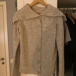 Beige stickad kofta med stora knappar - Säljer min varma fina kofta från CARRY. Bra kvalitet och hållbar. Har inga defekter eller noppringar. Hör av er vid frågor eller om fler bilder önskas så svarar jag så fort som möjligt!💕