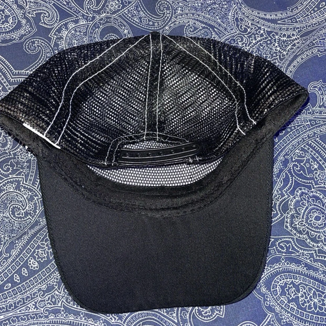 Svart och vit keps  - 2