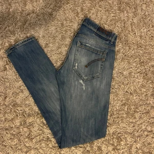 Dondup George jeans med slitningar - Snygga dondup jeans modell George med slitningar. De har en slimmad passform med en klassisk femficksdesign. Riktigt sköna och mjuka i materialet. Storlek W 29, nypris ca 3500kr. fraktas antigen samma dag som köp eller dagen därpå🙌💯