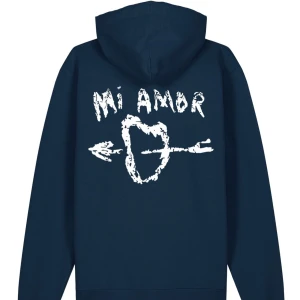 Mörkblå hoodie med tryck 'Mi Amor' - Säljer min ”mi Amor” mörkblå hoodie. Hör av dig vid intresse! 💙
